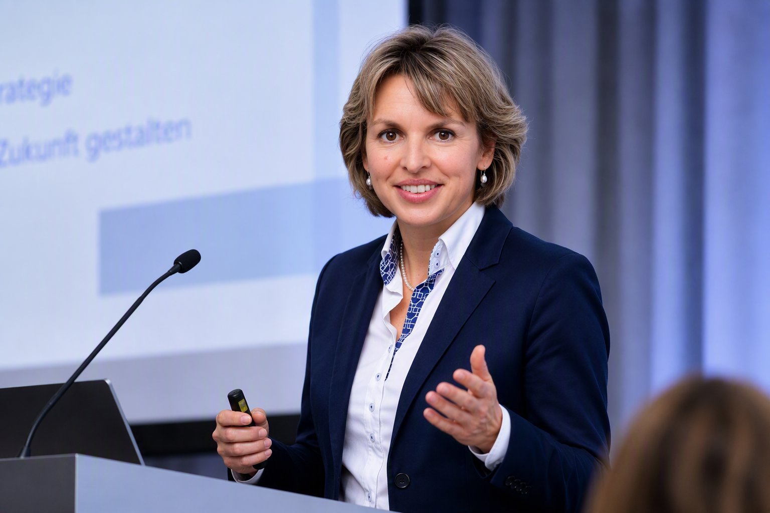 Nadja Carolin Herber h&auml;lt einen Vortrag am Rednerpult